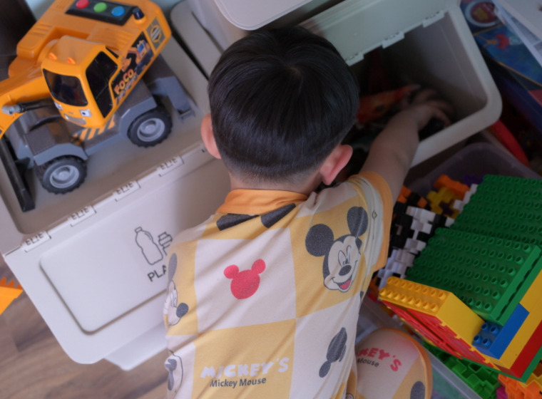 장난감 정리하는 아이 뒷모습 사진