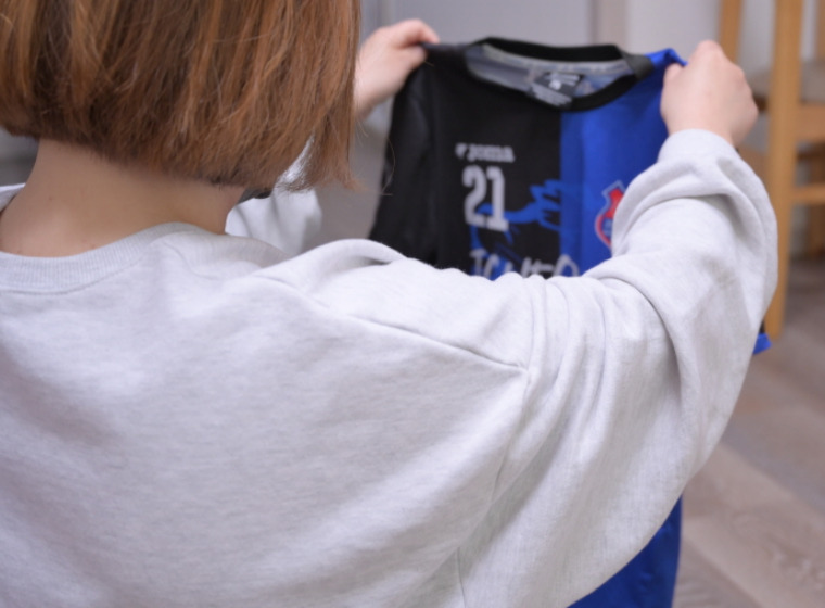 아이옷을 펼쳐보는 엄마 뒷모습 사진