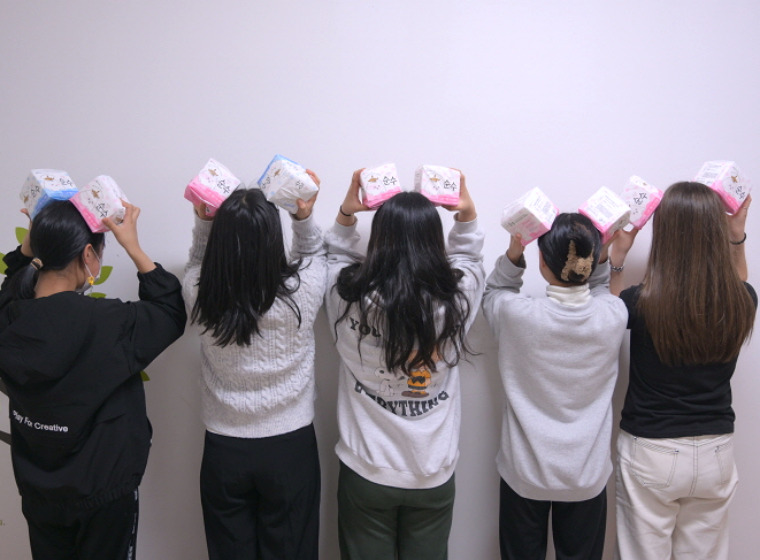 생리대 들고 있는 소녀들 뒷모습 사진